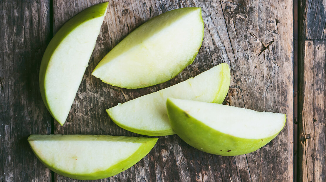 sliced green apples