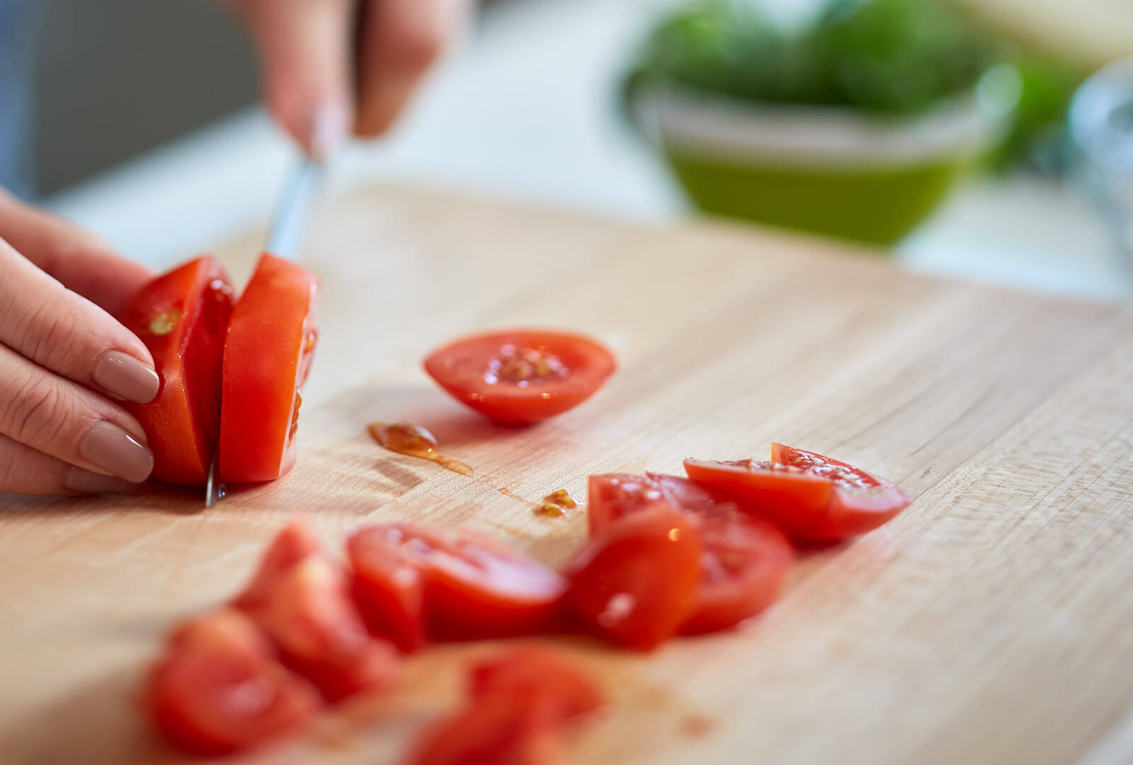 Slicing cherry tomatoes