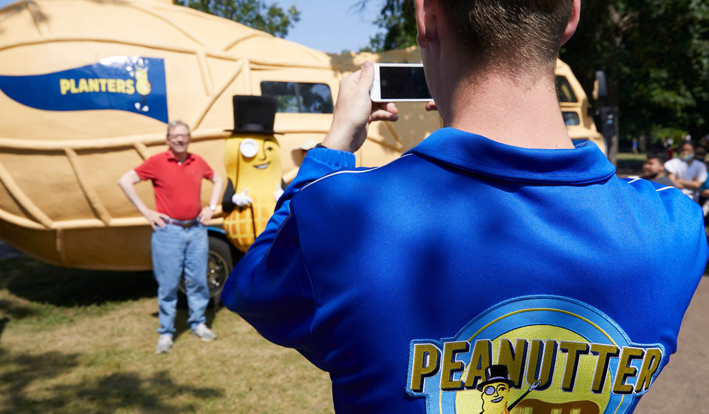 Peanutter photographs a fan